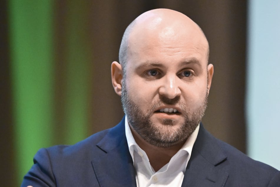 Der Ansicht des AfD-Spitzenkandidaten Markus Frohnmaier nach sind alle Beschäftigungen rechtmäßig.