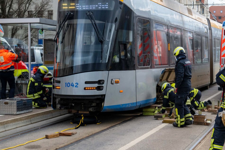 Unglück an der Alten Messe: Person wird zwischen Straßenbahn und Haltestelle eingeklemmt