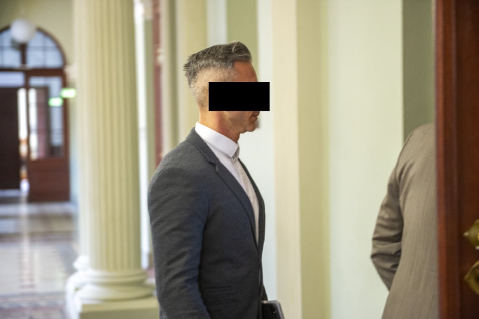 Polizeiobermeister Maximilian F. (34) muss sich noch einmal wegen Körperverletzung im Amt vor Gericht verantworten.