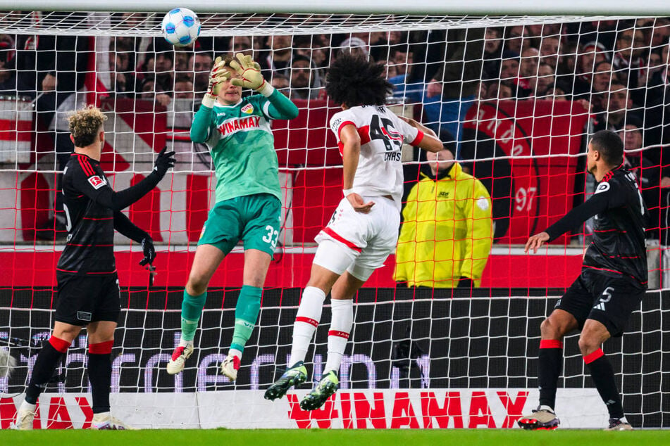 Fataler Fehler: VfB-Keeper Alexander Nübel (2.v.l.) versucht den Kopfball von Danilho Doekhi (r.) zu fangen und verhilft Union Berlin damit zur Führung.