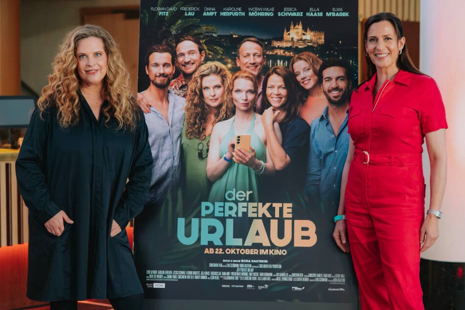 Diana Amft (l.) und Katrin Flemming präsentieren bei einer von Female³ organisierten Presseveranstaltung das Kinoplakat für den realen Film "Der perfekte Urlaub".