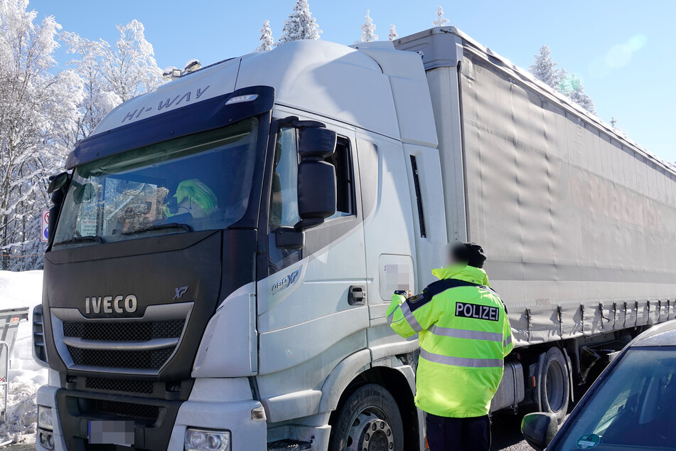 Ein Lkw-Fahrer wird an der deutsch-tschechischen Grenze in Reitzenhain kontrolliert. Sie müssen einen negativen Corona-Test vorlegen.