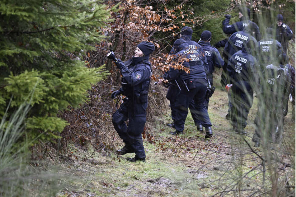 Einsatzkräfte der Polizei durchsuchten das Waldstück und fanden die Leiche der 12-jährigen Luise.