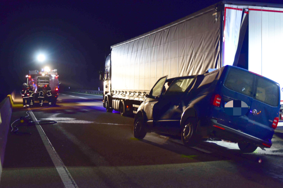 Der Transporter war in das Heck des Lasters gekracht.