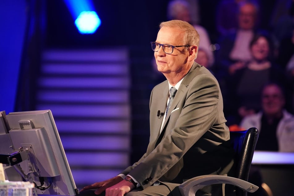Günther Jauch (69) kann sich einen fiesen Spruch gegenüber seiner Kandidatin nicht verkneifen.