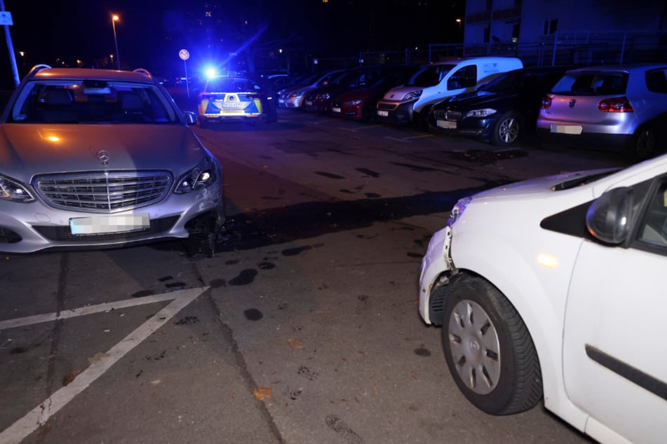 Der Renault fuhr gegen einen geparkten Mercedes.