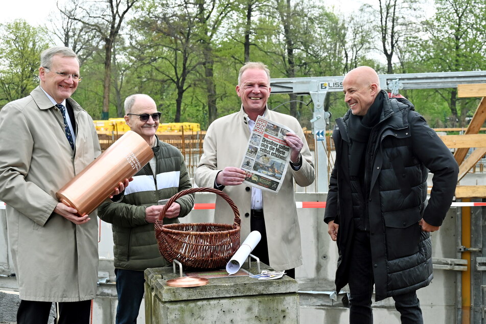Am Montag wurde der Grundstein gelegt - inklusive einer aktuellen Morgenpost: Mit dabei waren Dresdens Erster Bürgermeister Detlef Sittel (54, v.l.n.r.), Vereinspräsident Ralf Leidel (73), Zoo-Chef Karl-Heinz Ukena (51) und Architekt Jens Krauße (55).