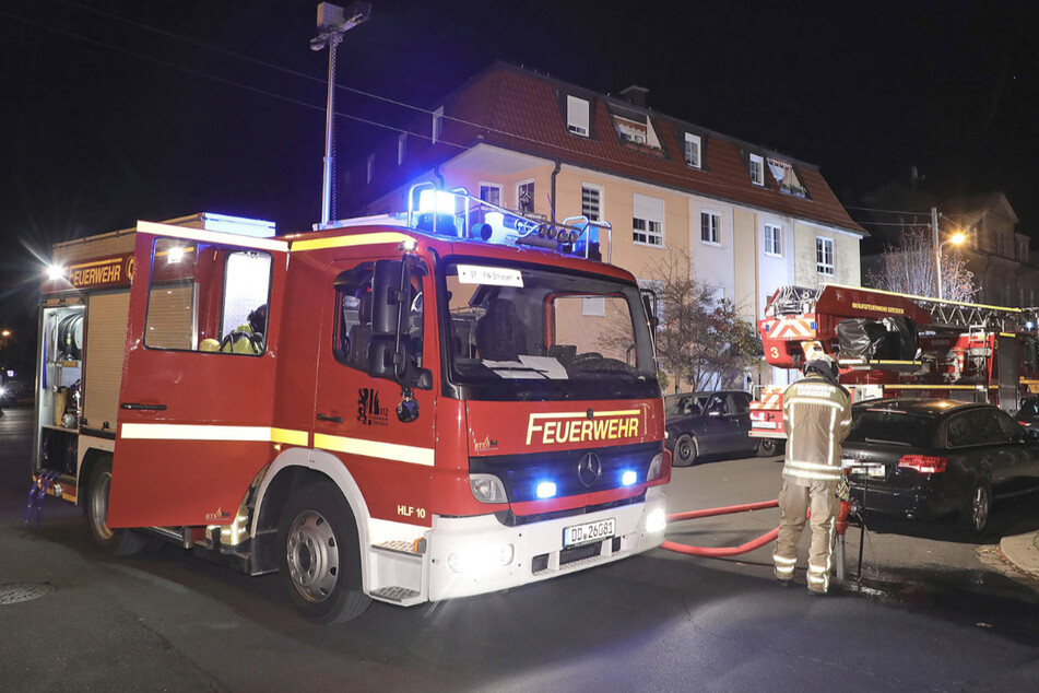 Zu später Stunde sorgte die Feuerwehr mit der Löschaktion in Laubegast noch einmal für helle Aufregung.