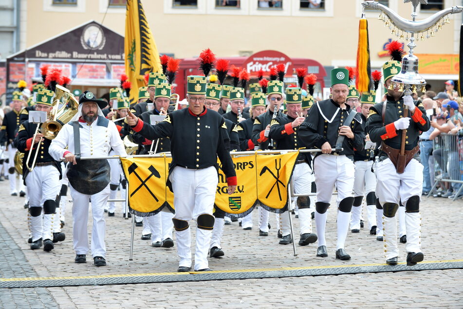 Traditionell gibt es beim Bergstadtfest in Freiberg eine Bergparade.