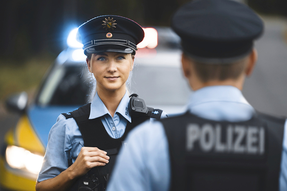 Verstärkung, bitte kommen! Die Polizei Sachsen hat jetzt verdächtig gute Jobs zu vergeben und bietet ein mit Sicherheit starkes Team. Wer kennt eine Zielperson, die der Herausforderung gewachsen ist?