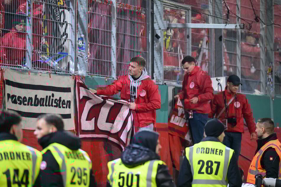 Die Fans von RB Leipzig nahmen nach der traurigen Nachricht die Fahnen ab und beendeten den Support.