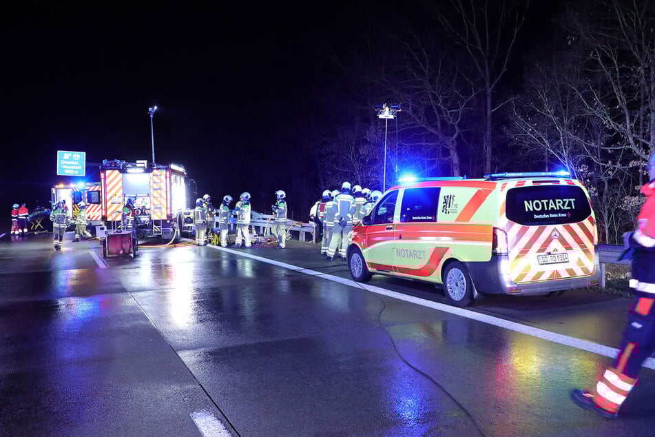 Zuvor fuhr der Wagen auf die rechte Leitplanke auf und wurde in den Straßengraben geschleudert.
