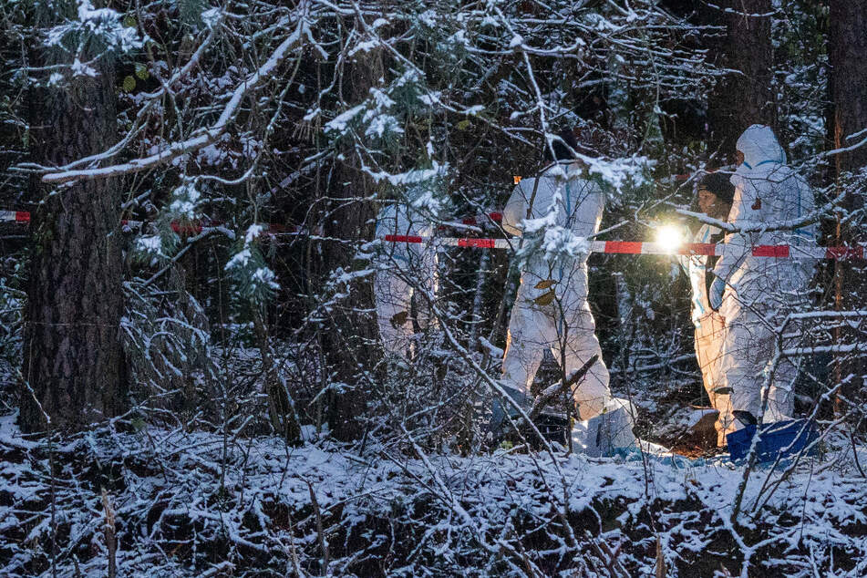 Nach monatelanger Suche wurde die Leiche einer Vermissten (†49) in einem Wald bei Alfeld entdeckt.