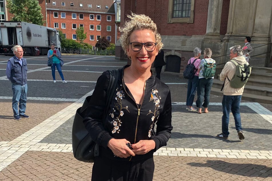 Die NDR-Moderatorin Julia Westlake nimmt ebenfalls an der Trauerfeier teil.