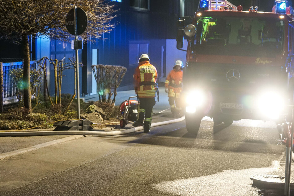 Feuerwehrleute gehen vor Ort ihrer Arbeit nach.