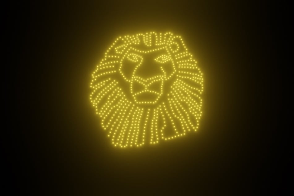 Verschiedene Szenen aus dem Musical "Der König der Löwen" werden während der Drohnenshow dargestellt.