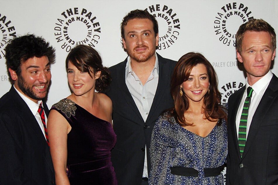 The cast of How I Met Your Mother hits the red carpet for the show's 100th episode celebration.