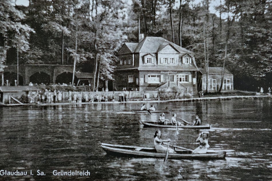 Die alte Postkarte zeigt das Gründelhaus und den Teich in den 1960er Jahren.