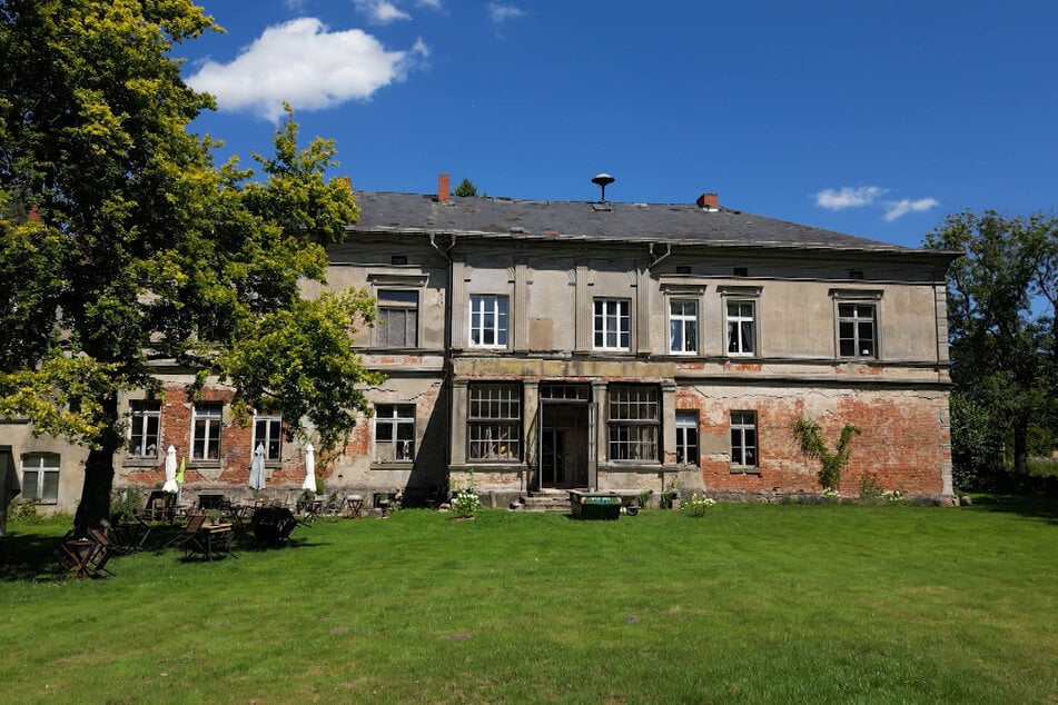 In der Folge werden noch weitere Projekte vorgestellt. Unter anderem haben Sönke (58) und Sven (53) in ihrem alten Herrenhaus in Mecklenburg-Vorpommern was zu tun.