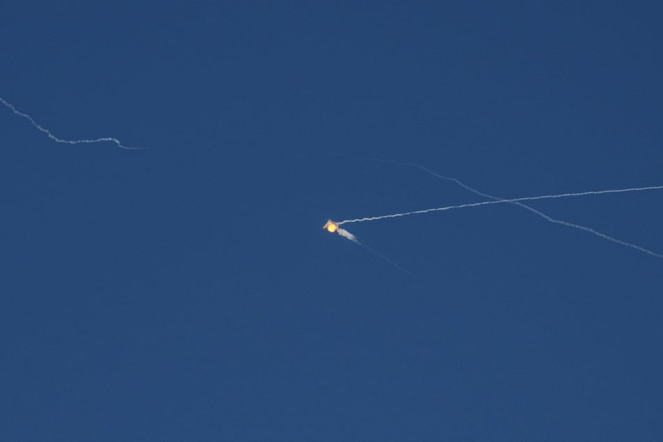 Eine ukrainische Rakete fängt während eines russischen Angriffs auf Kiew eine russische ballistische Rakete ab.
