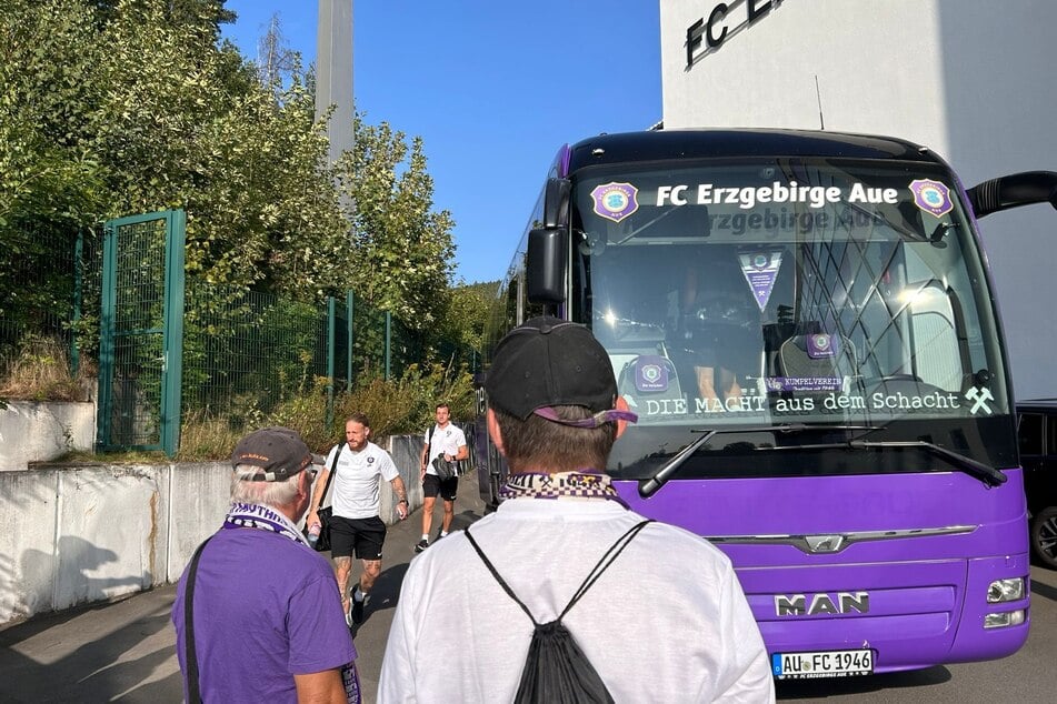 Die Mannschaft aus Aue ist bereits angekommen. Hier Marvin Stefaniak.