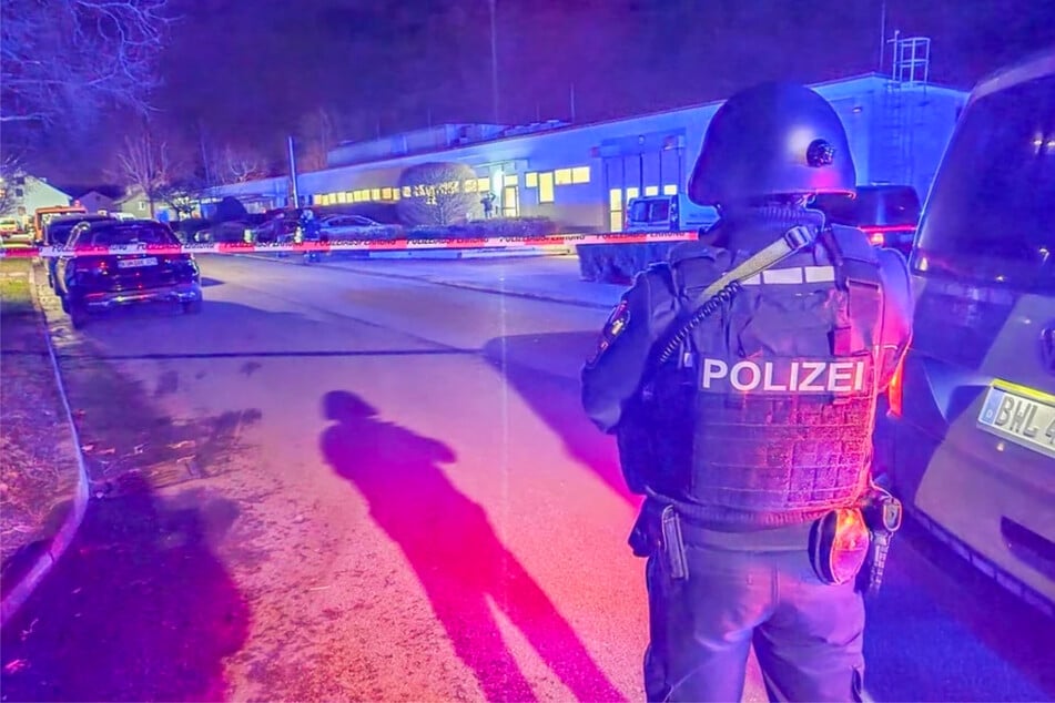 Ein Großaufgebot an schwer bewaffneten Polizeibeamten sicherte den Tatort am Dienstag weiträumig ab.