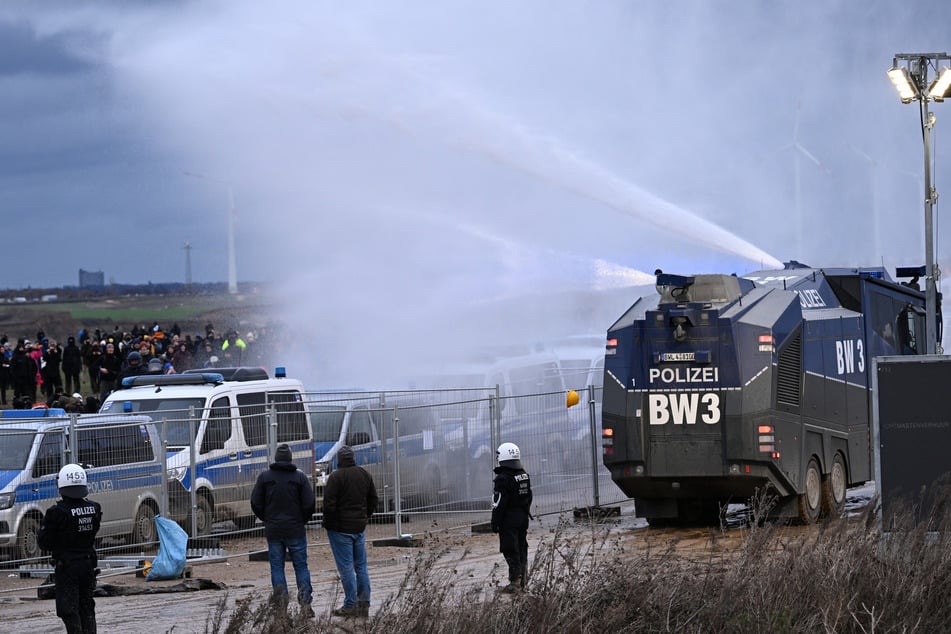 Mit einem Wasserwerfer fuhr die Polizei am späten Nachmittag an den Demonstranten vorbei.
