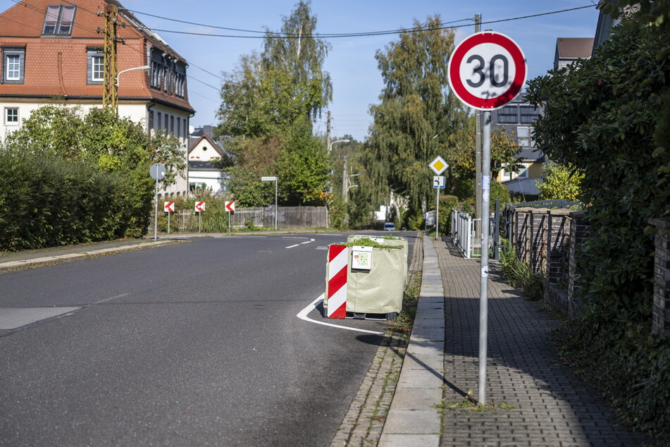 Die Pflanzinseln (r.) wurden von der Stadt wiederaufgebaut. Noch sind sie ohne Bäume.