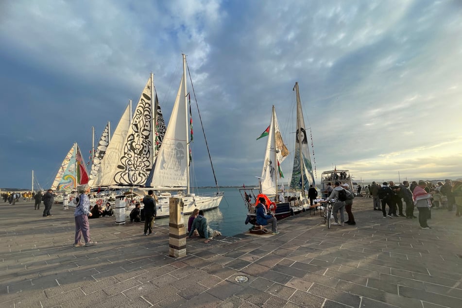 Die Global Sumud Flottille bereitet sich darauf vor, nach Gaza in See zu stechen. Mehrere Boote sind auf dem Weg von Spanien, um eine erweiterte, vereinte Flotte zu bilden, in Syrakus, Italien.