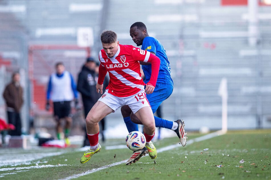 FCE-Profi Dennis Duah (r.) stoppt in Altglienicke-Kluft seinen Mitspieler Erik Engelhardt (l.).