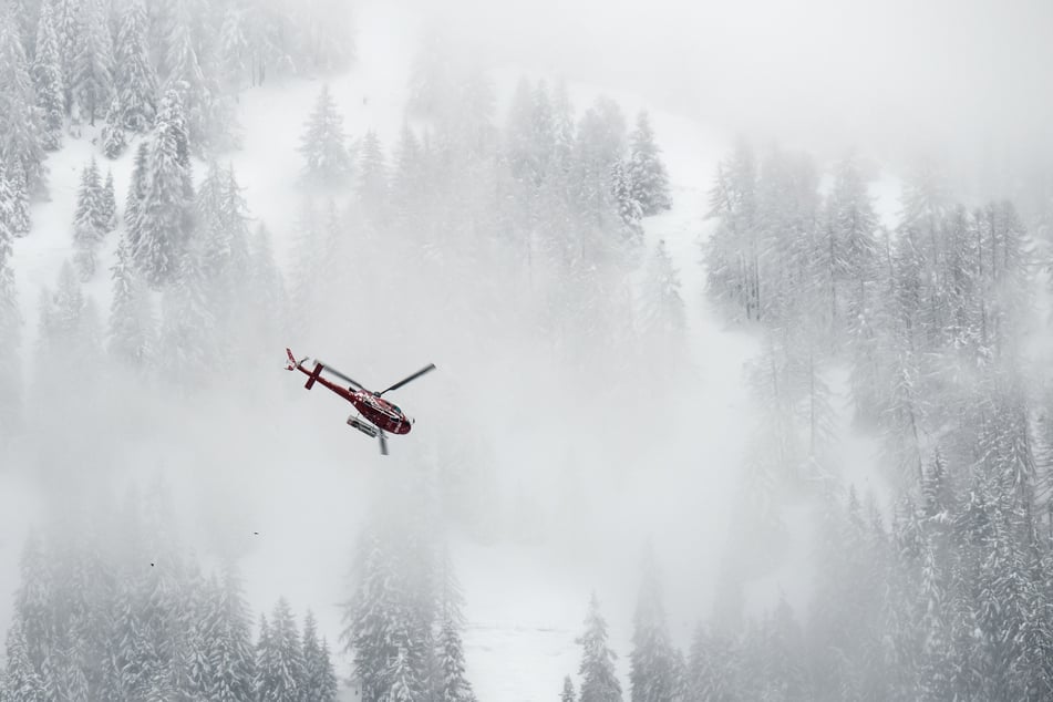 Air Zermatt stieg mit einem Rettungshubschrauber in die Luft. Die Crew machte anschließend eine schlimme Entdeckung. (Symbolbild)