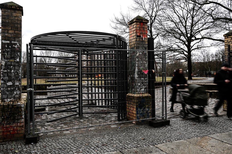 Die neu gebauten Tore an den zahlreichen Eingängen des Parks werden dann je nach Jahreszeit ab 22 oder 23 Uhr abgeschlossen.