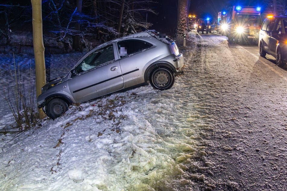 Der Opel krachte gegen einen Straßenbaum.
