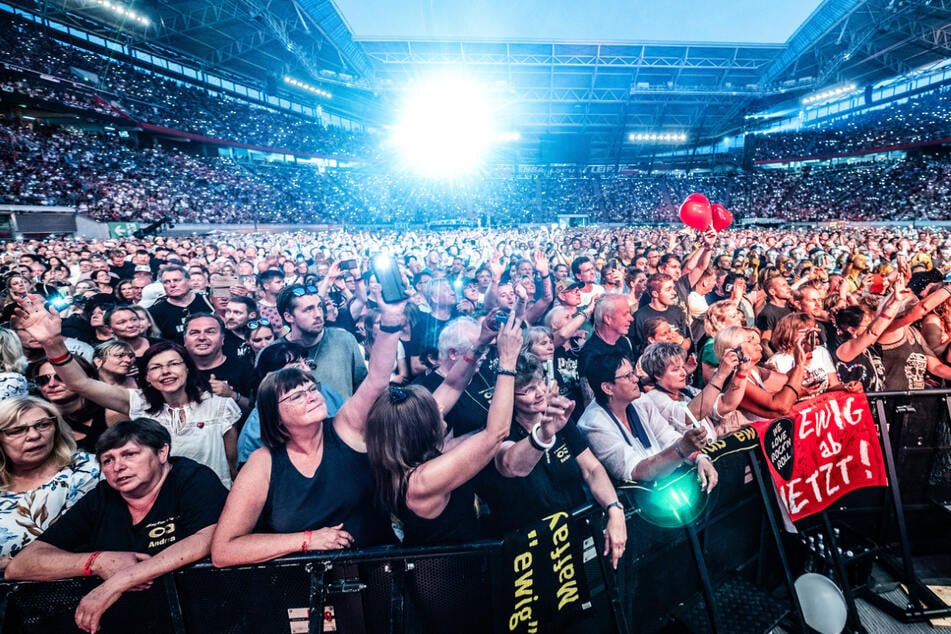 38.000 Menschen waren gekommen, um Maffay vom Tourleben zu verabschieden. Pünktlich zu seinem Geburtstag erscheint nun die Doku "maffay." über seinen vorerst letzten großen Auftritt.