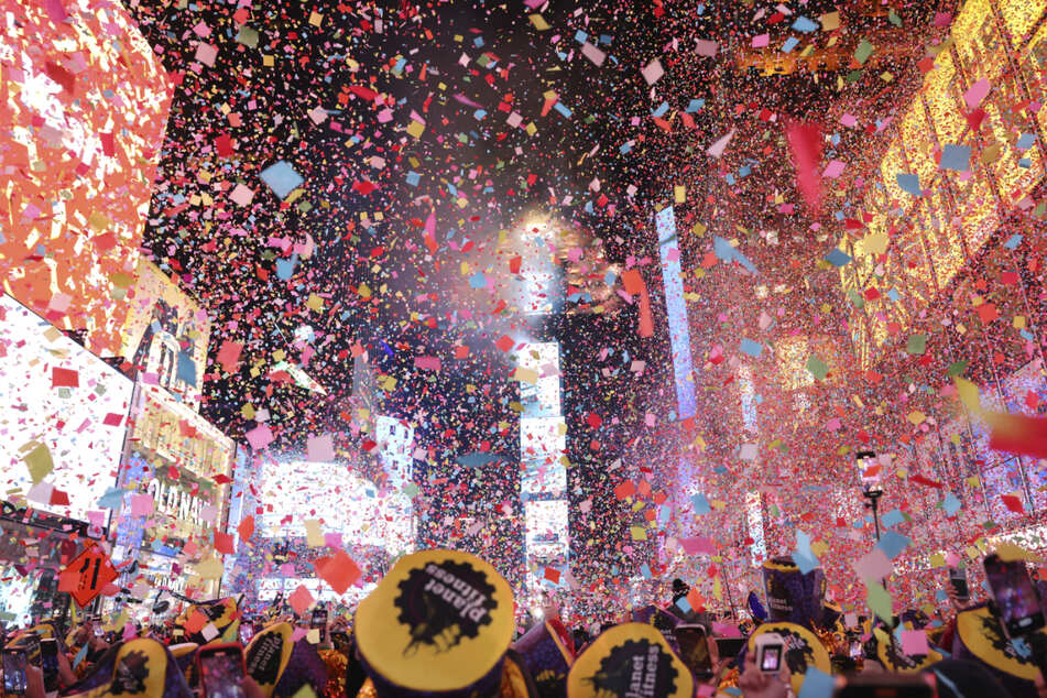Erstmals seit Beginn der Corona-Pandemie durften auch am New Yorker Times Square Zehntausende das neue Jahr feierlich begrüßen.