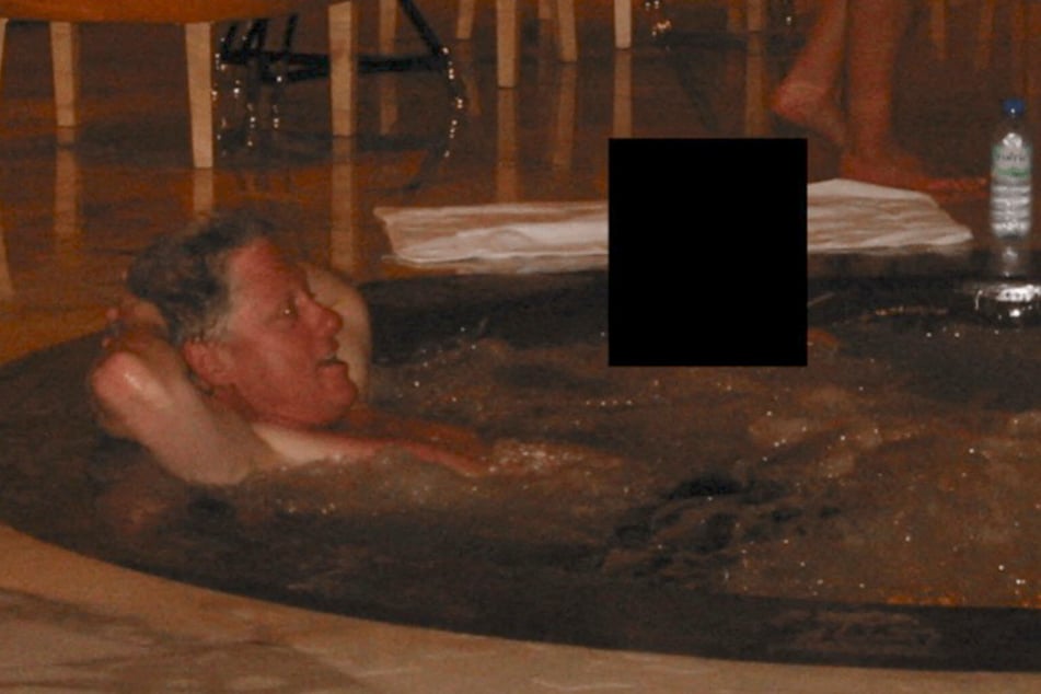 Immer wieder tauchen in den nun veröffentlichten Dateien Fotos von Ex-Präsident Bill Clinton (79) auf, etwa beim Schwimmen im Pool