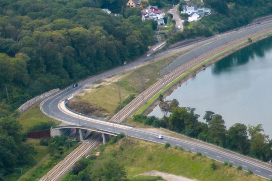 Die Straße "Amselgrund" an der B6 in Cossebaude ist im Rahmen der laufenden Ausbaumaßnahmen ab Montag dicht. (Archivbild)