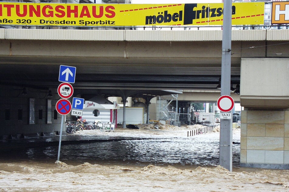 Die Weißeritz bahnte sich ihren Weg durch Straßen und Unterführungen.