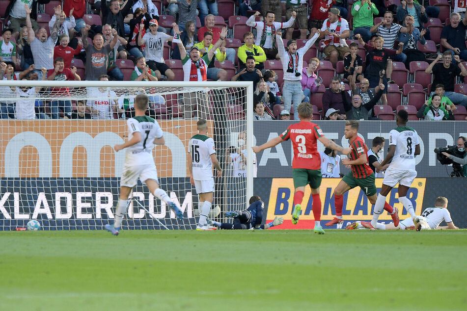 Das Tor des Tages: Augsburgs Joker Florian Niederlechner (2.v.r.) erlöst den FC Augsburg mit einem Treffer in der Schlussphase.