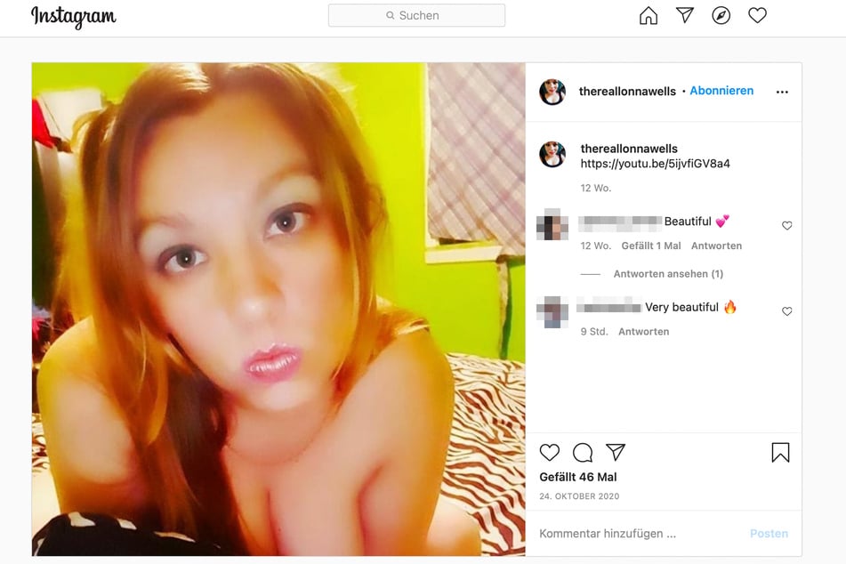 Lonna Walls also shares erotic images on Instagram.