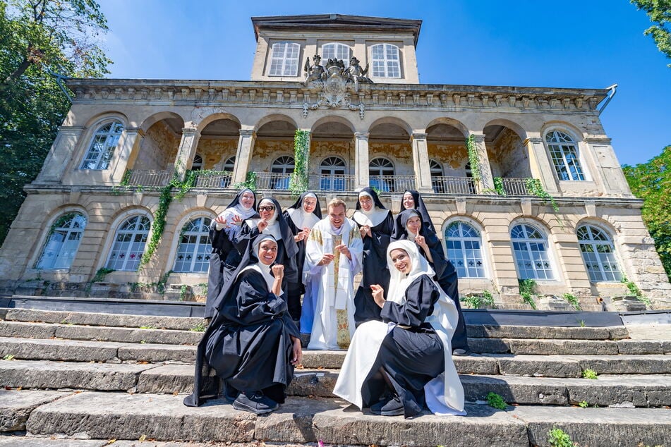 Wo noch vor wenigen Tagen das Musical "Natürlich blond!" Schloss Übigau in Pink erstrahlen ließ, ziehen jetzt die Nonnen ein