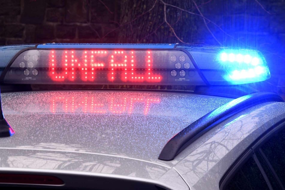 Unfall A57: Tödlicher Unfall auf A57: Zwei junge Menschen steigen nach Crash aus und sterben