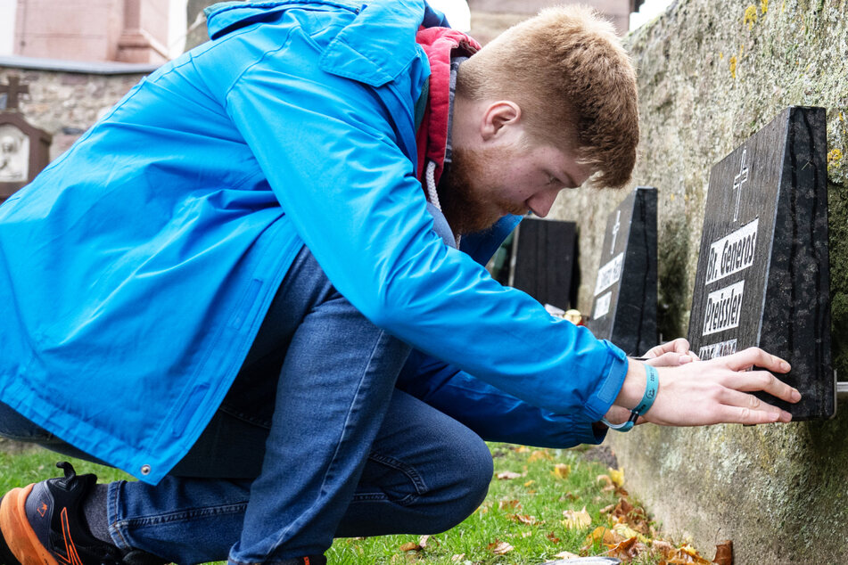 Peter Roberg (18) restauriert im Franziskanerkloster Frauenberg einen Grabstein.