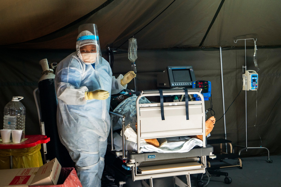 Ein Patient, der sich mit dem Virus Covid-19 infiziert hat, wird im Tshwane District Hospital in Pretoria mit Sauerstoff behandelt.
