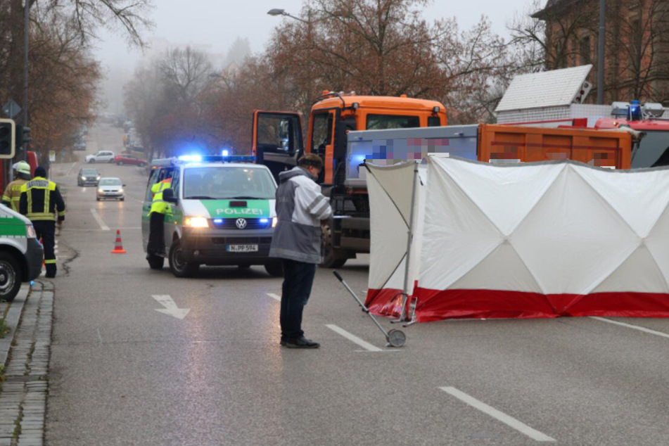 Rettungskräfte stehen an der Unfallstelle in Ansbach.
