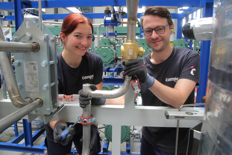 Azubi Clara (17) und Jungfacharbeiter Oliver (26) montieren Rohre an einer Kältemaschine in der Dresdner Firma Compact Kältetechnik.