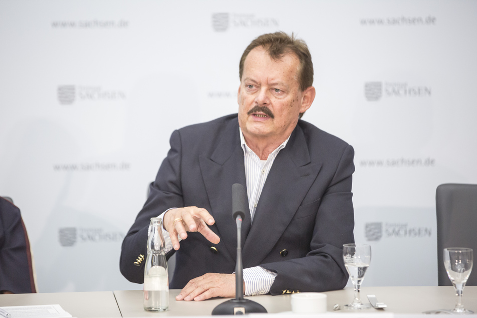 Prof. Michael Albrecht (71) vom Universitätsklinikum Dresden äußerte sich zum gestoppten Impfstoff von AstraZeneca.