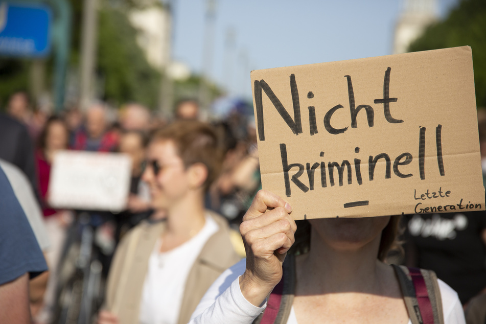 Als Reaktion auf die Durchsuchungen gingen in ganz Deutschland Unterstützer der "Letzten Generation" auf die Straße.