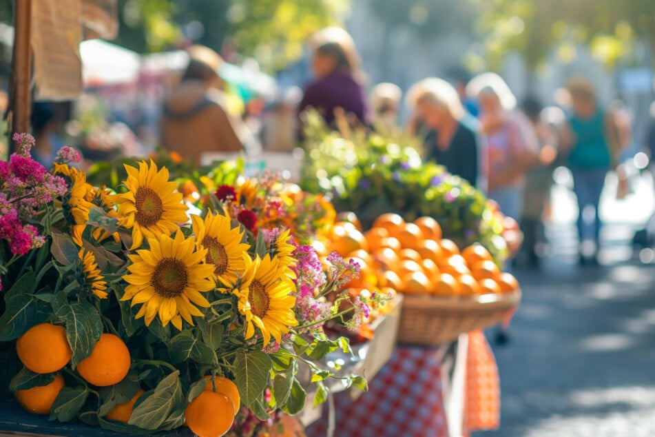 Der herbstlich geschmückte Bauernmarkt lädt zum Schlendern und Schlemmen ein. (Symbolfoto)