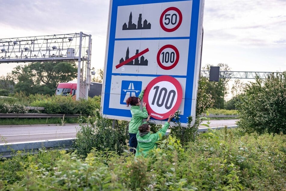 Auf der A4 bei Aachen überklebten Greenpeace-Aktivisten die Richtgeschwindigkeit von 130 km/h mit einem Tempo-100-Aufkleber.
